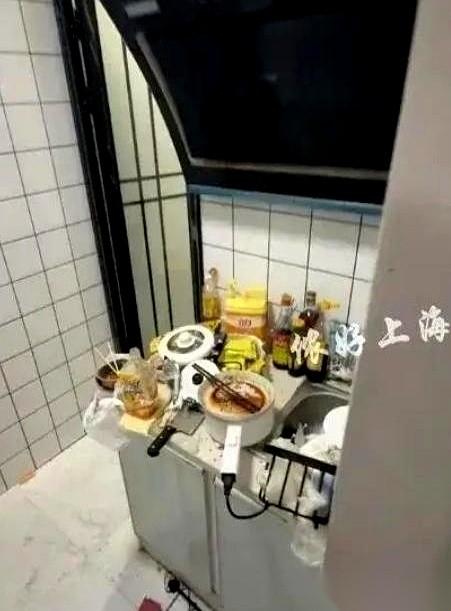 上海一个房东，收到跑路租客的消息。
“冰箱上有2000块钱，房租，你来拿。”
他