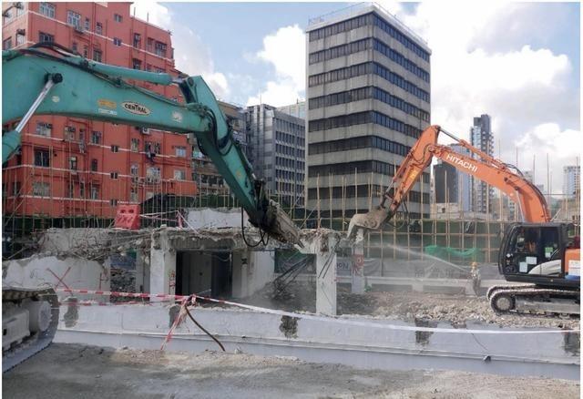 10月9日，李嘉诚旗下长实决定拆掉香港项目的3栋在建住宅楼
消息传出来的那天，很