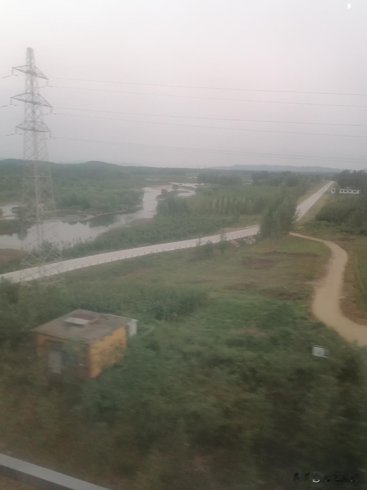 坐在车窗前看风景，一大片一大片的玉米地，飞快地在我的眼前后退，紧接着，又是一片。