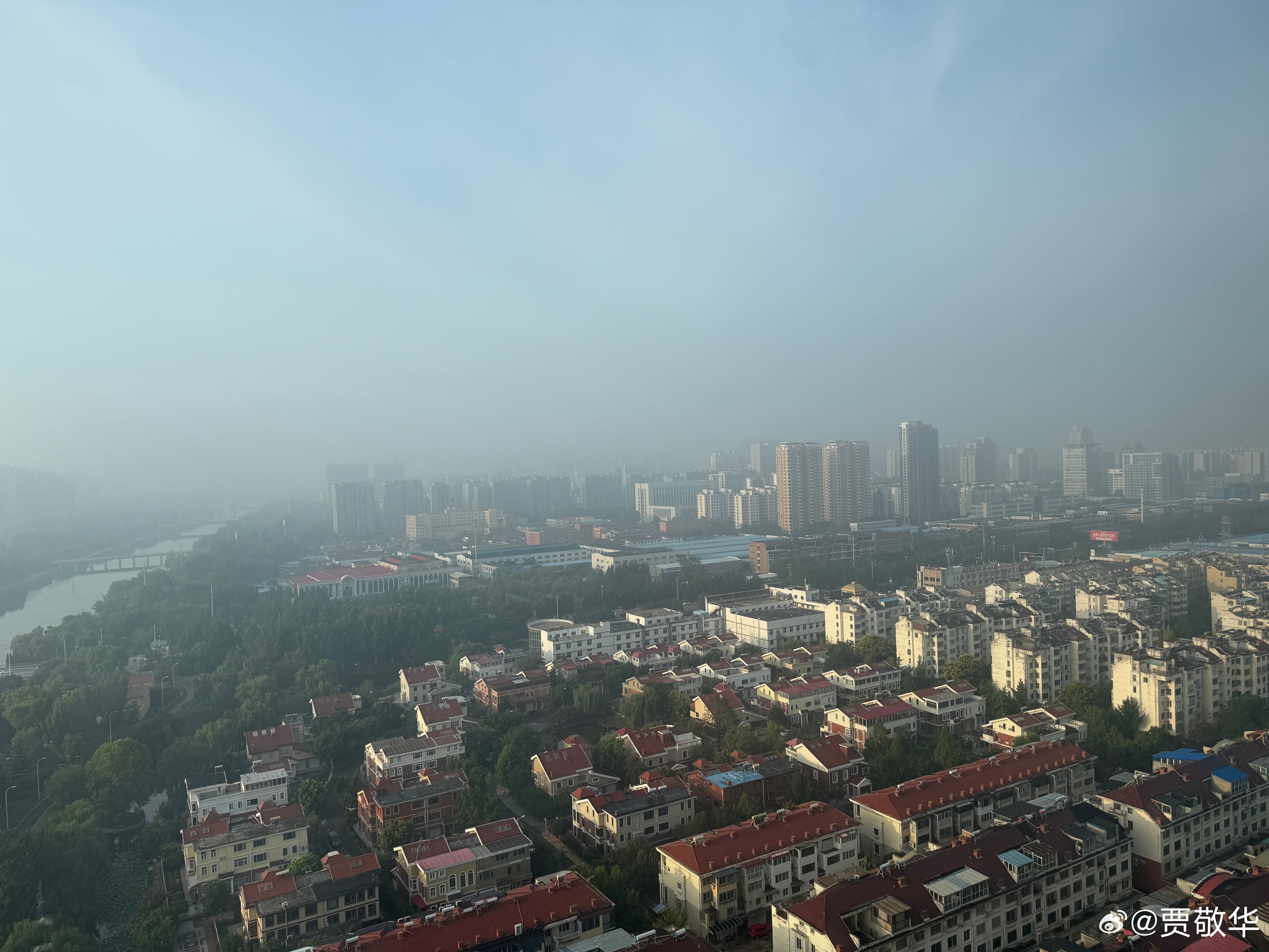 #每天早起打卡# 昨天晚上狂风暴雨，现在云雾弥漫，这天气变化真快。起床，搬砖去！