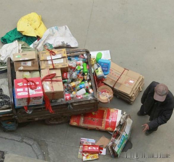夏日生活打卡季收废品和当辅警，一个月入8000+，一个每月2800，你怎么选？