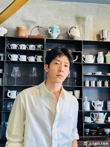 井柏然竟有一整面墙杯子 直接又震撼又羡慕的 ​谁懂啊，井柏然这哪是晒自拍，明明是