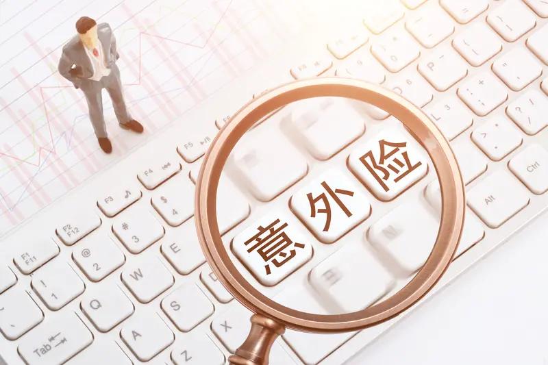 近日江苏苏州，据报道，小张下班途中遇车祸重伤，公司告知“伤好后不用来上班”，并提