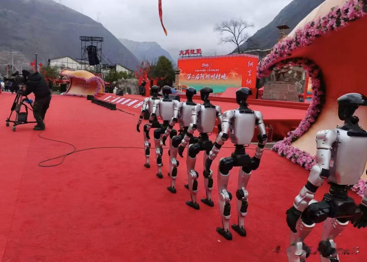 机器人租赁火爆！日租百元起，元宵节“一机难求”，订单排到4月

今年春晚机器人火