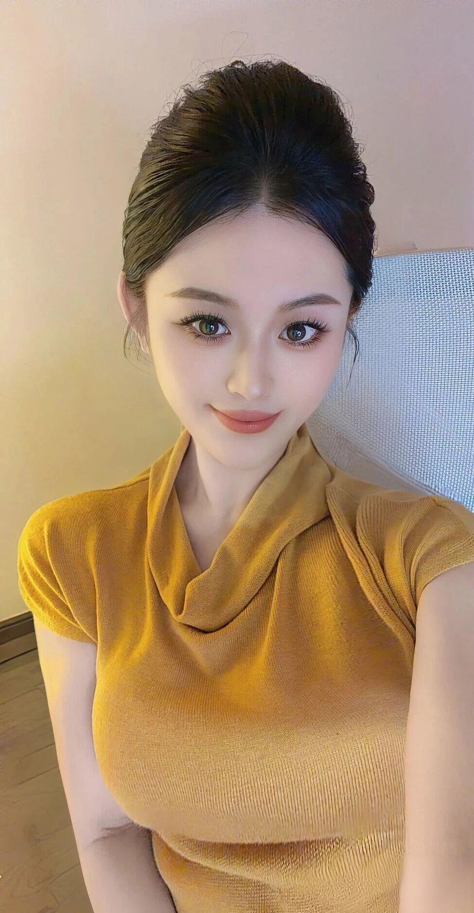 什么样的穿搭可以成为气质女神?这位女生气质温婉大气，长相精致明艳，十分耐看：
五