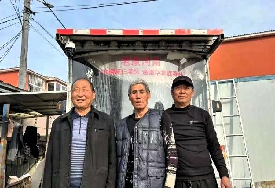 河南三个老头，平均年龄75岁，最大的已经80岁。谁也没想到，这三个本该在家养老带