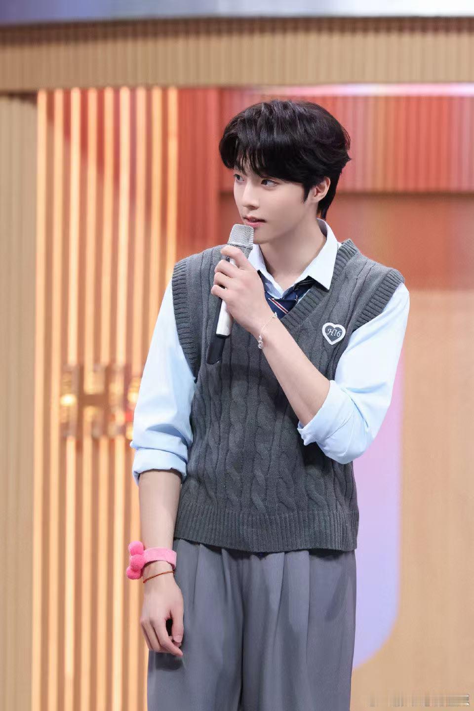 陈立农好六新歌唱跳舞台你好星期六  为陈立农的好六舞台疯狂尖叫！新歌《我爱你呢？