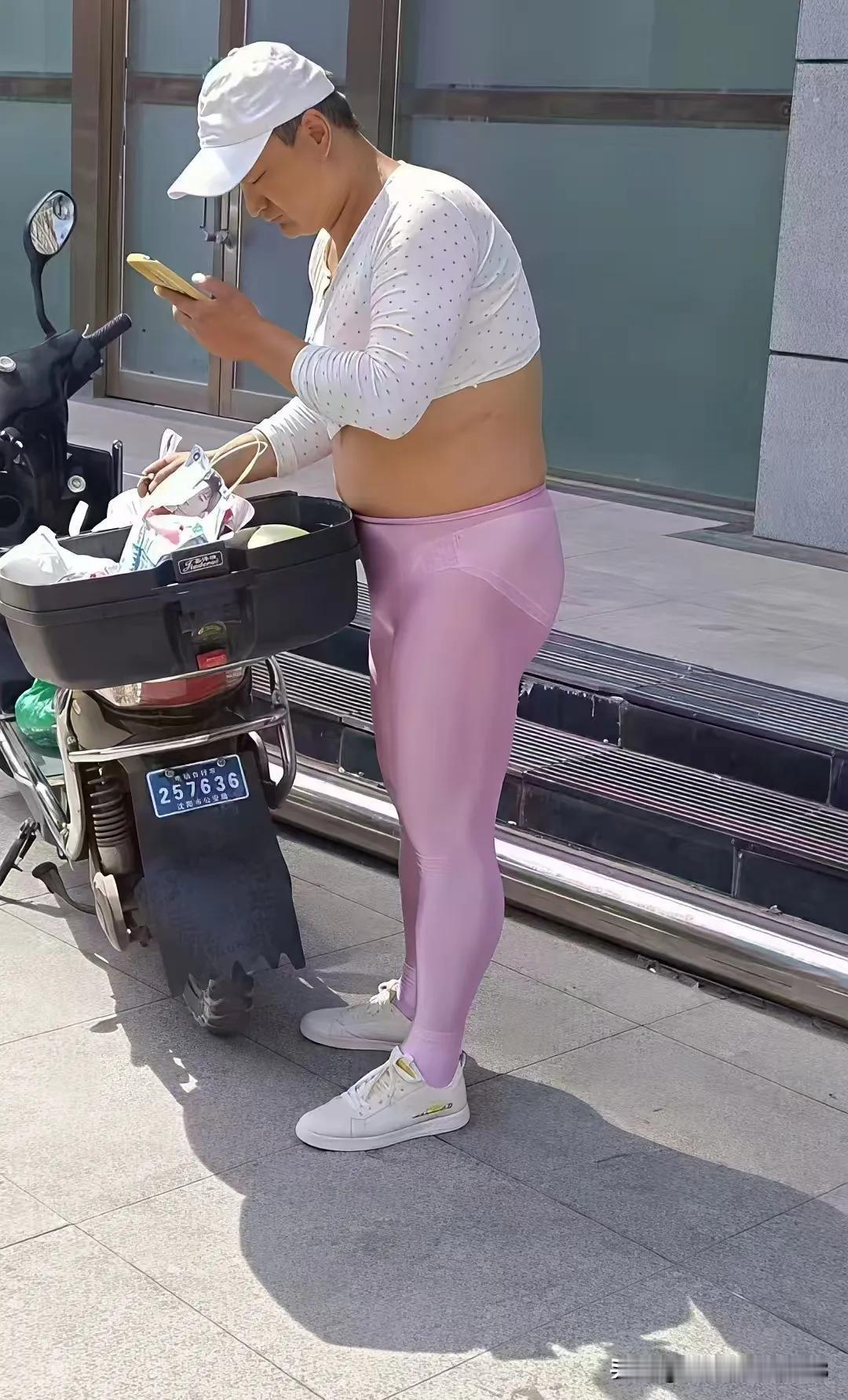 一个大男人，把自己打扮成这样，不觉得很怪异吗？自己还认为这是一种美？真的搞不懂！