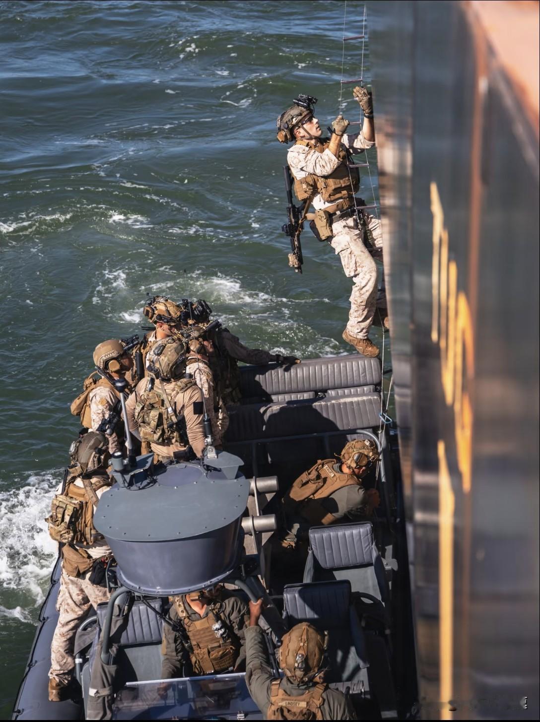 飒爽英姿的VBSS，也曾让我们屈辱不已！登临、登船、搜查、扣押，是海上特种登船抓