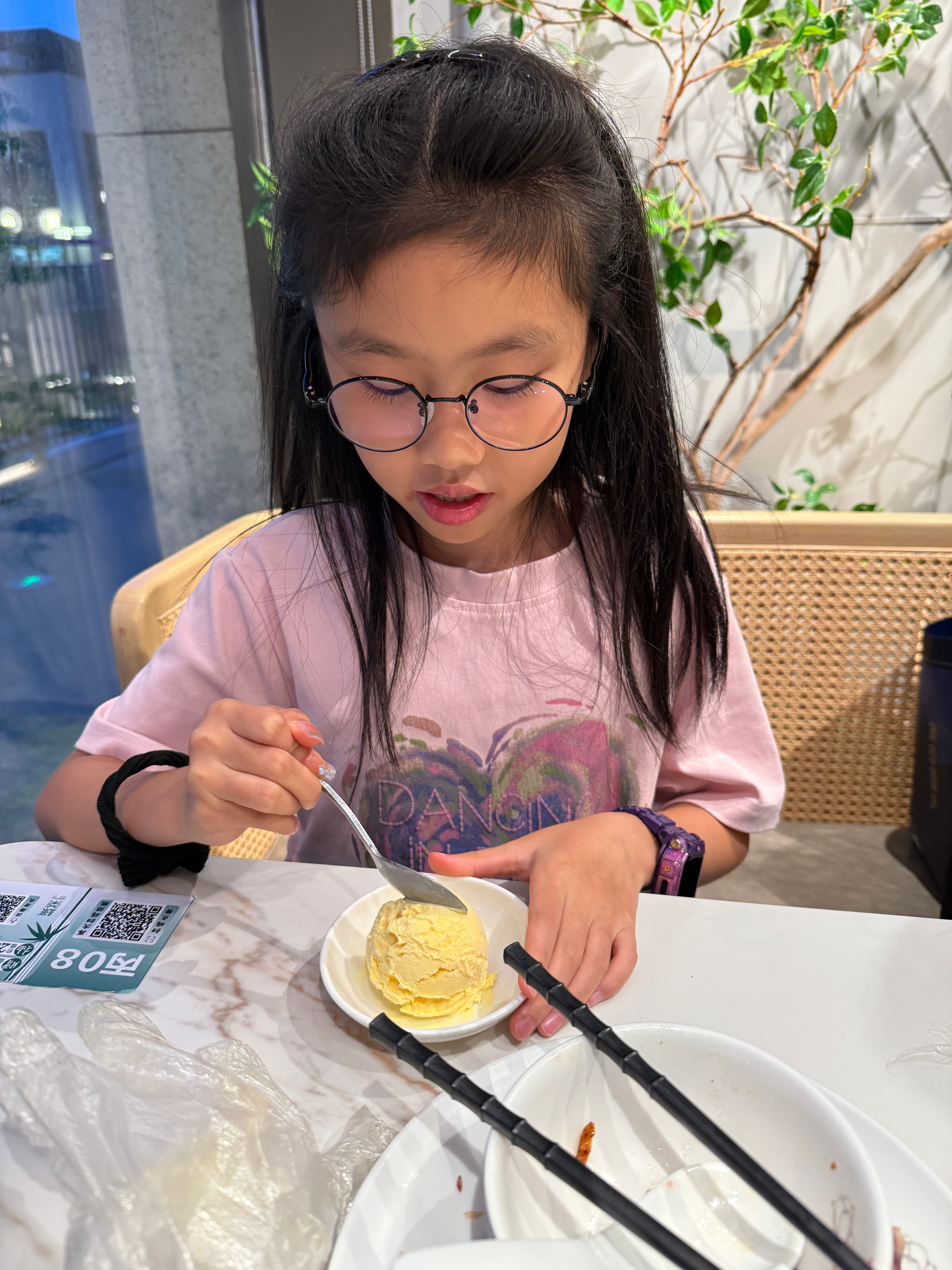 一口饭没吃，还是冰激凌好吃。 ​​​