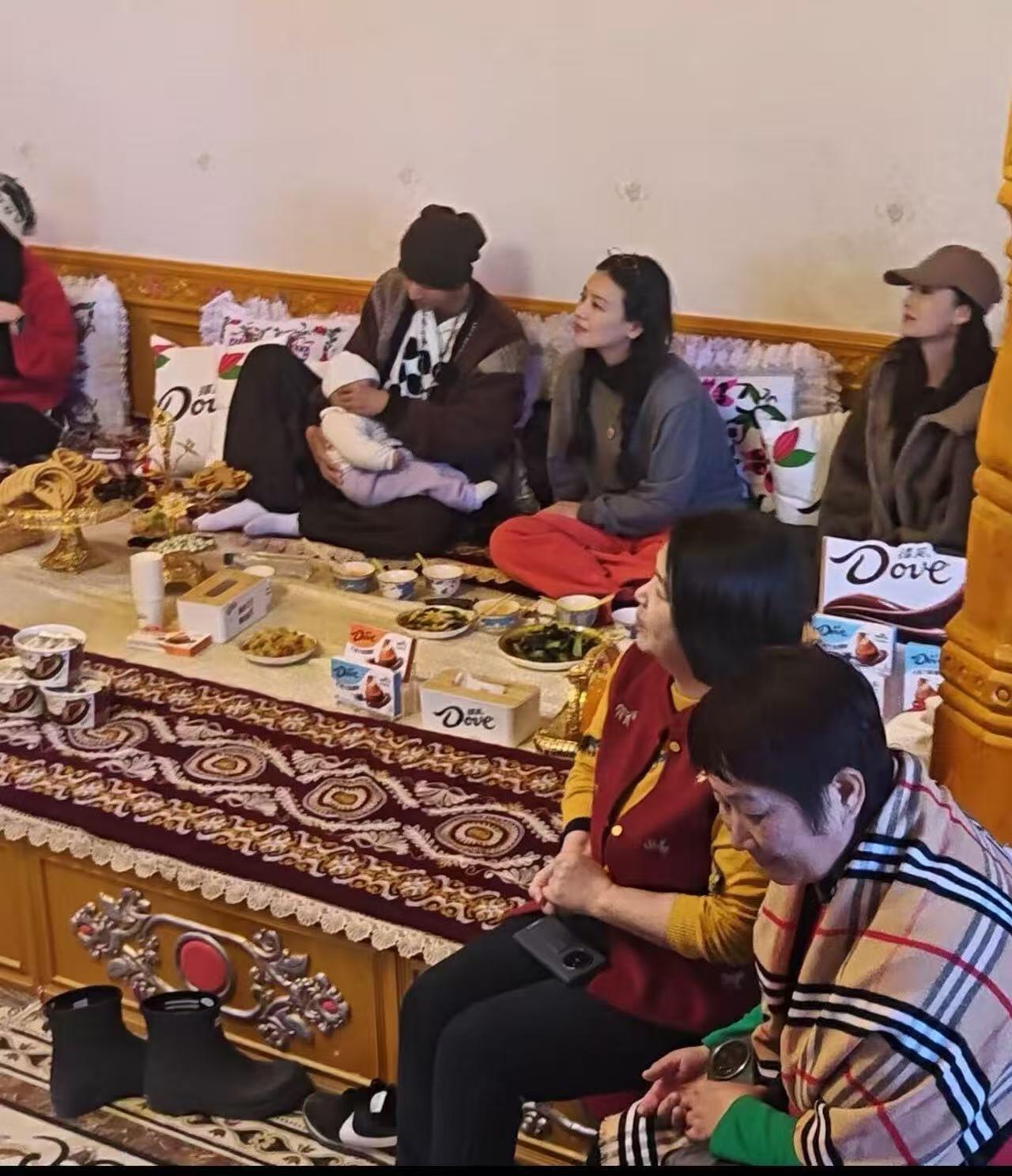 哈哈哈哈哈哈哈哈哈哈张晚意在塔县这张抱娃路透，又完美融入当地人了[笑cry][笑