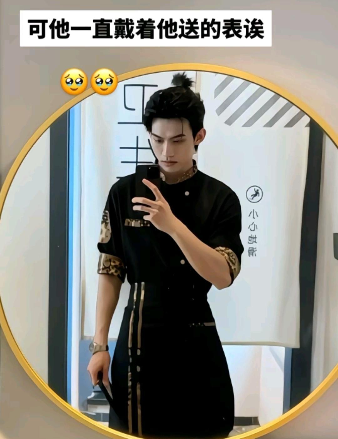 围裙一绑，他走出故宫红毯的气场。
你以为是厨房杂役，镜头拉近——围裙下摆划出弧线