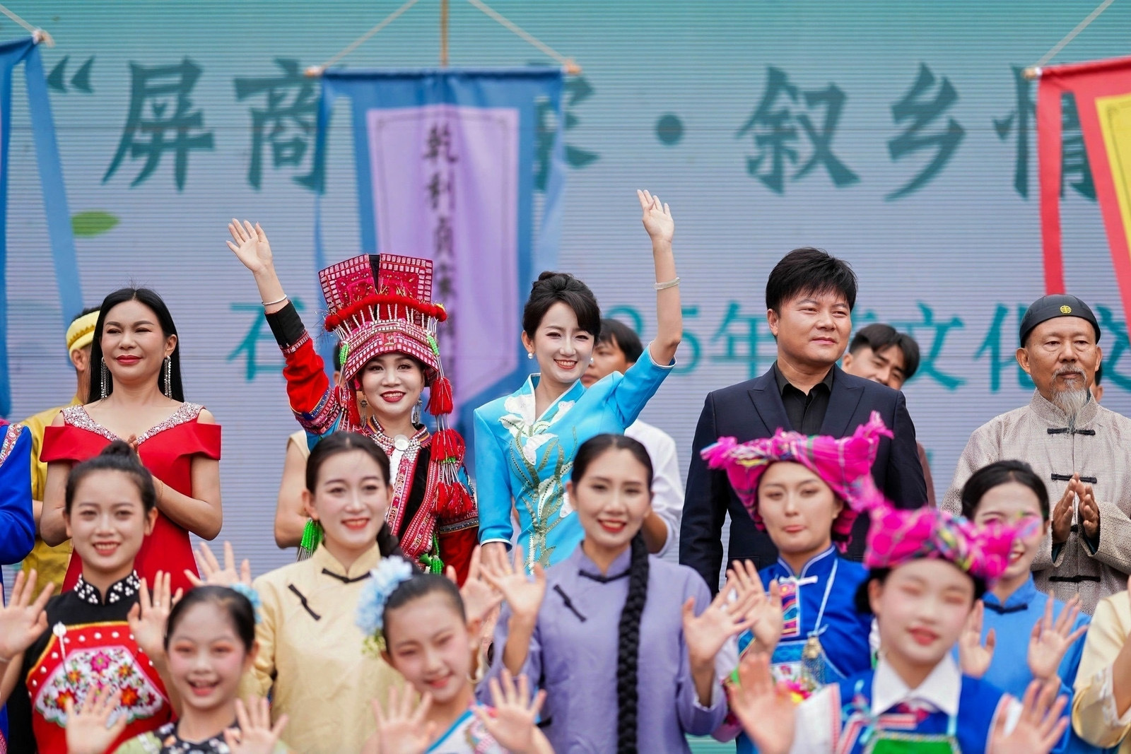 云南石屏茶文化交流活动启幕云南省红河哈尼族彝族自治州石屏县举办了以“屏商回家·叙