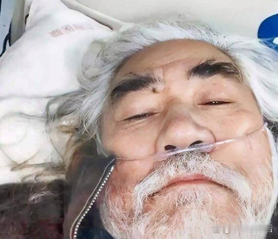 74岁，在镜头前卖力吆喝，身边的女人眼神越过他，看向别处。
这画面你看了，心里什