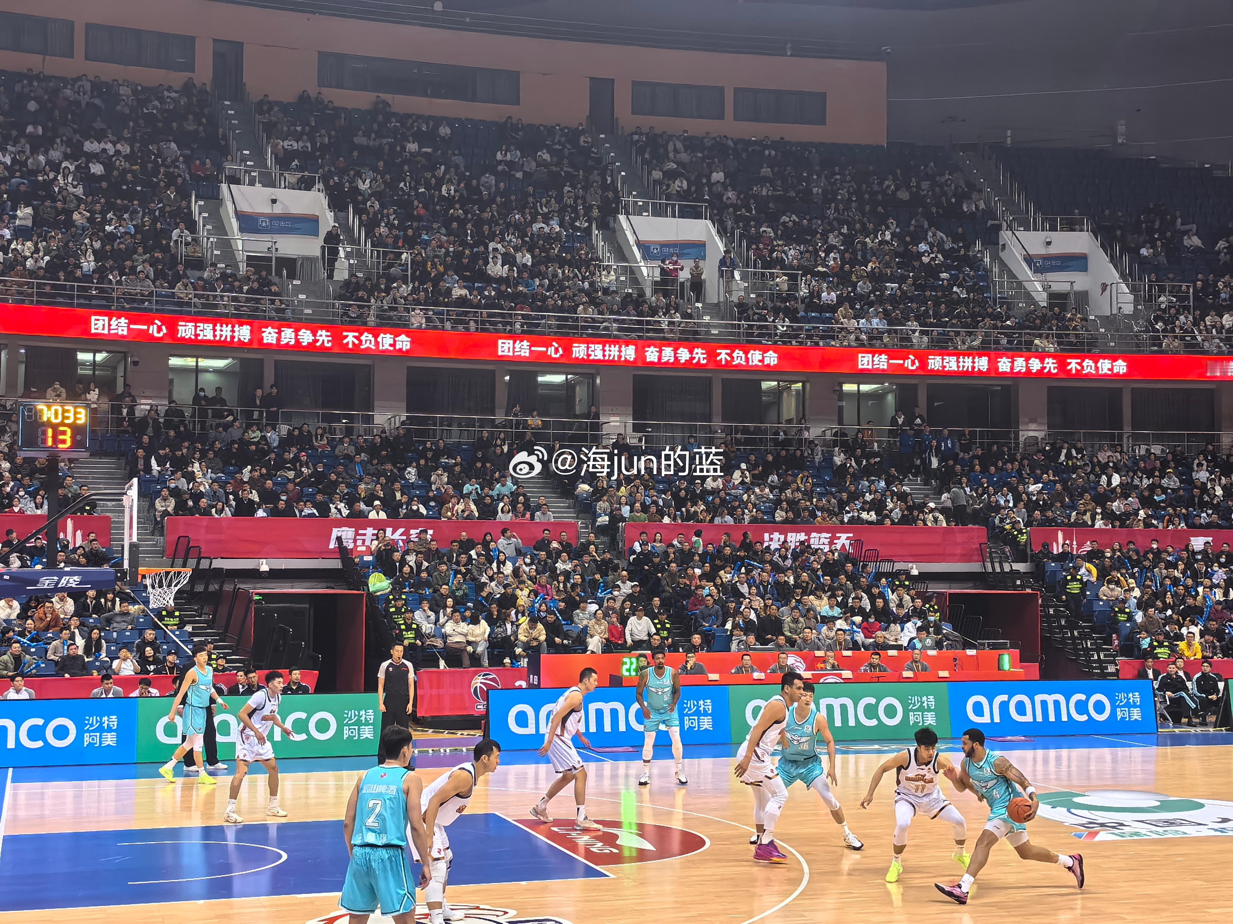 今天CBA迎来第二轮比赛，青岛国信回到主场迎战全华班的四川队，因为四川队本赛季球