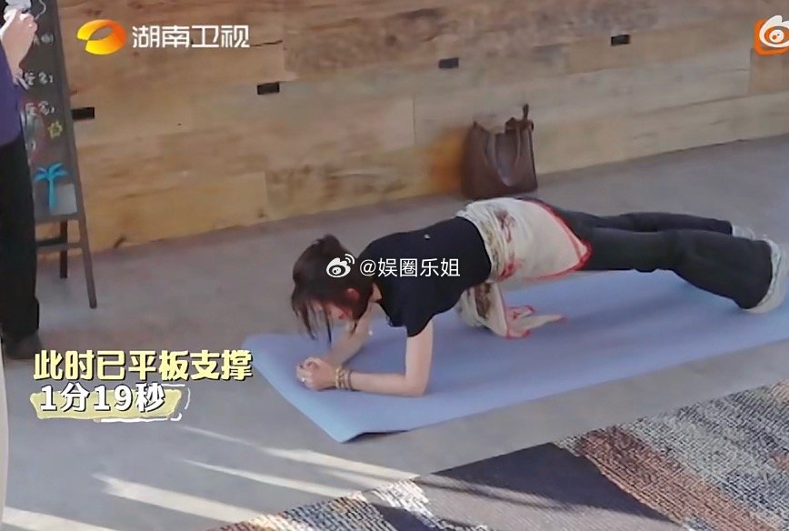秦岚健身可不是开玩笑的，她是真的坚持了很多年，规律健身👍秦岚平板支撑时间