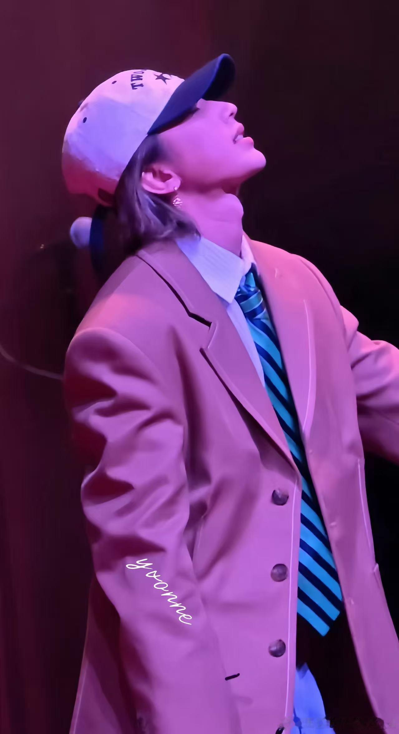 蔡徐坤伦敦唱了Remedy 伦敦现场的Remedy太绝了！钢琴伴奏衬着他的声音，