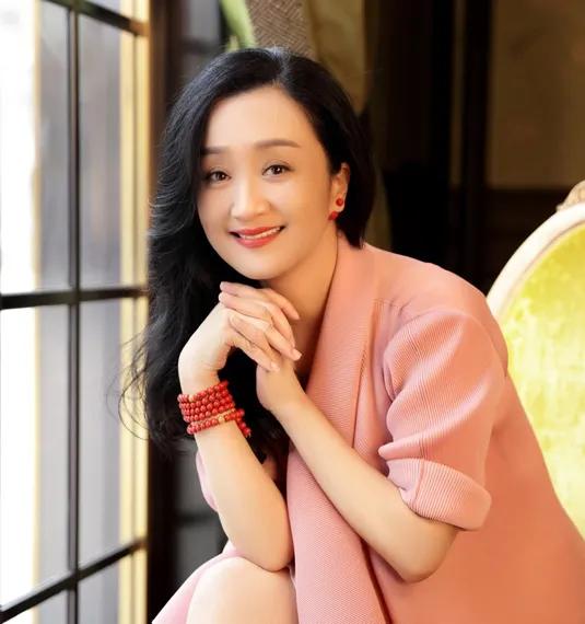 当年，大宋佳爆红后，同班同学杨崑坐不住了：“我这名字被大山压着，难怪火不起来，我