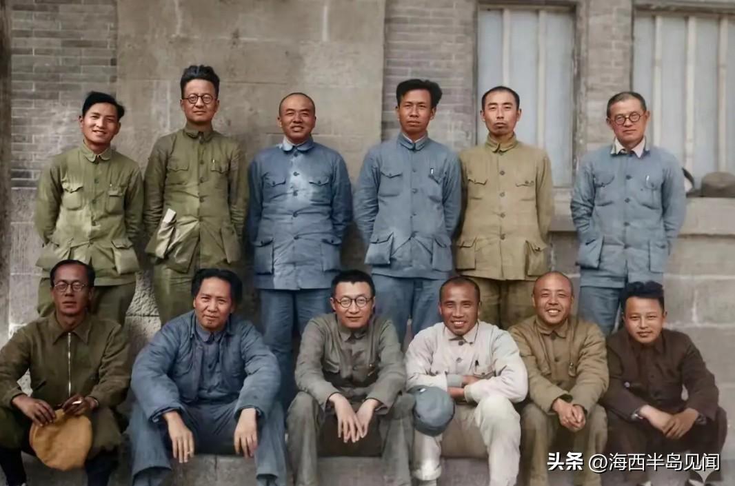 这是1938年，延安中共扩大的六届六中全会主席团，在一起具有历史意义的十分珍贵的