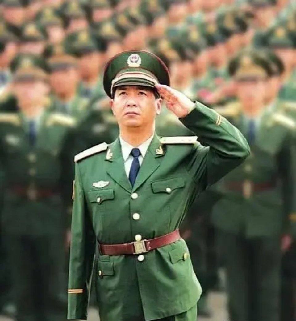丁晓兵，独臂将军！在对越自卫反击战中，他因救战友和俘虏，被炸掉右臂，但是他以惊人
