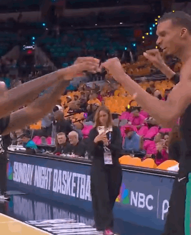 文班亚马这热身强度直接拉满，助力球队取得季后赛首战胜利！

美媒晒出了文班亚马在