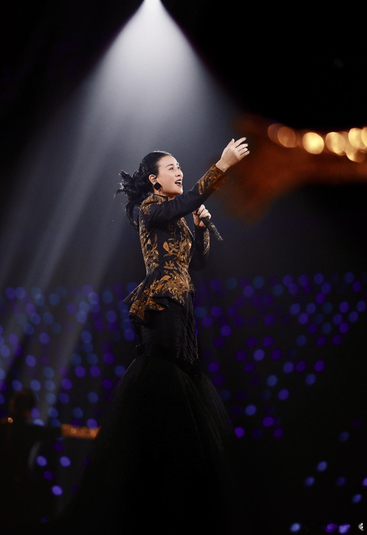 那英演唱会再唱经典歌曲默那英用一首《默》点燃现场氛围，历经岁月沉淀，嗓音更有故事