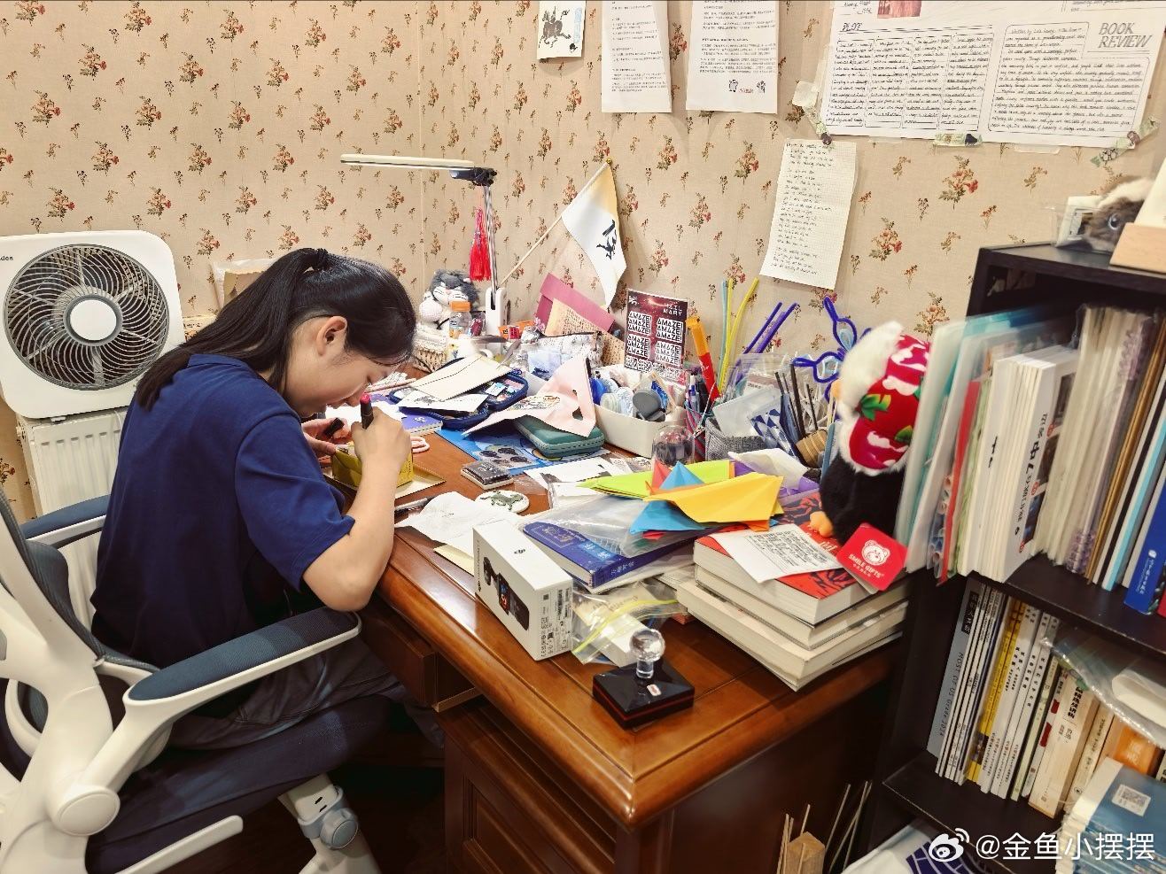 逗比小孩 为啥明天不上学！ 半夜三更了还在写写画画。我问：你到底在干啥？！姐：明