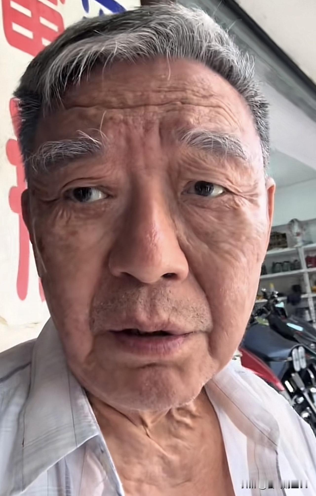 李立群老师咋了，几天时间就衰老成这样，前几天还红光满面，精神抖擞，今天皱纹明显多