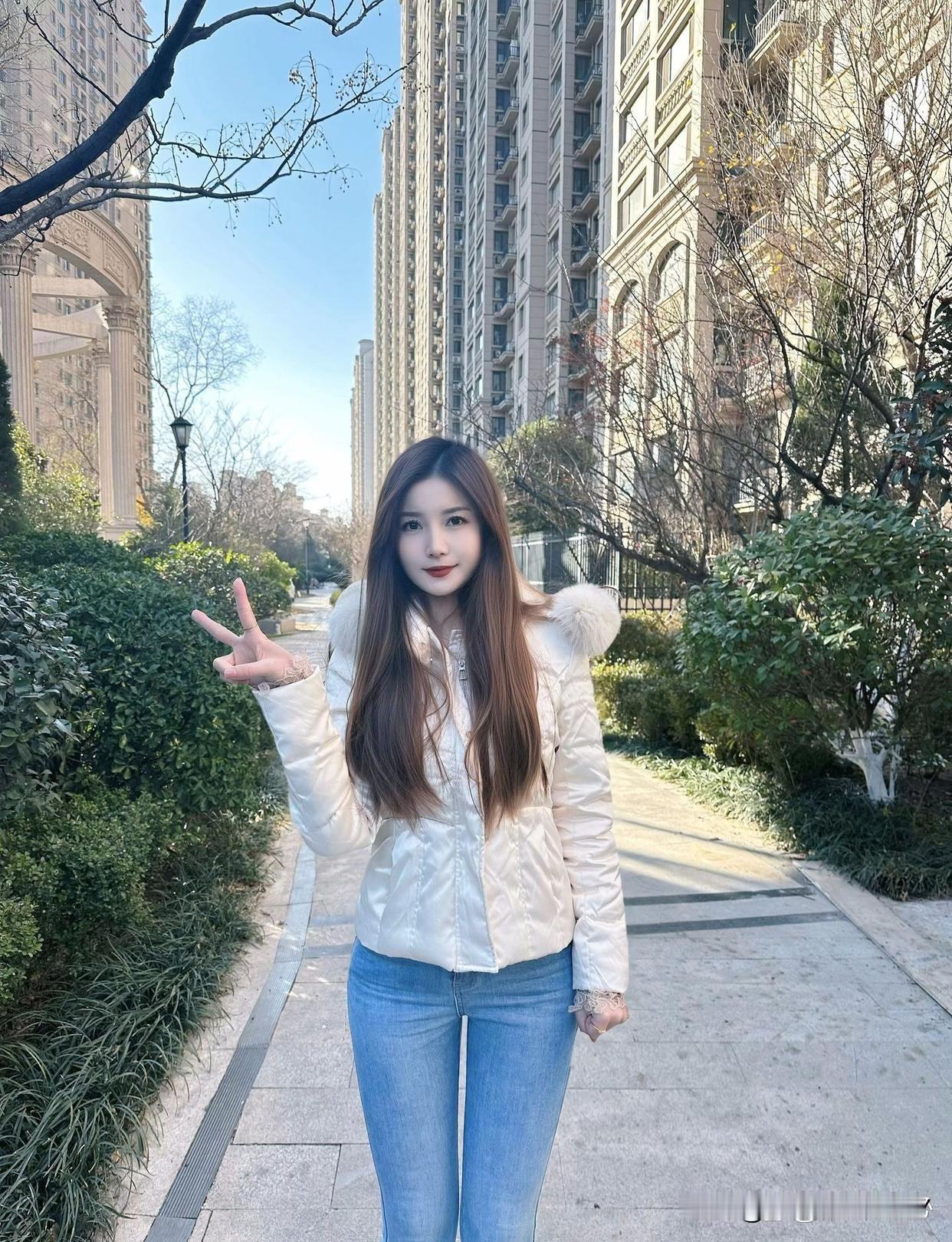 冬日暖阳洒在城市街头，一位元气少女格外亮眼。她身着白色衬衫搭配灰色短裙，整个人显