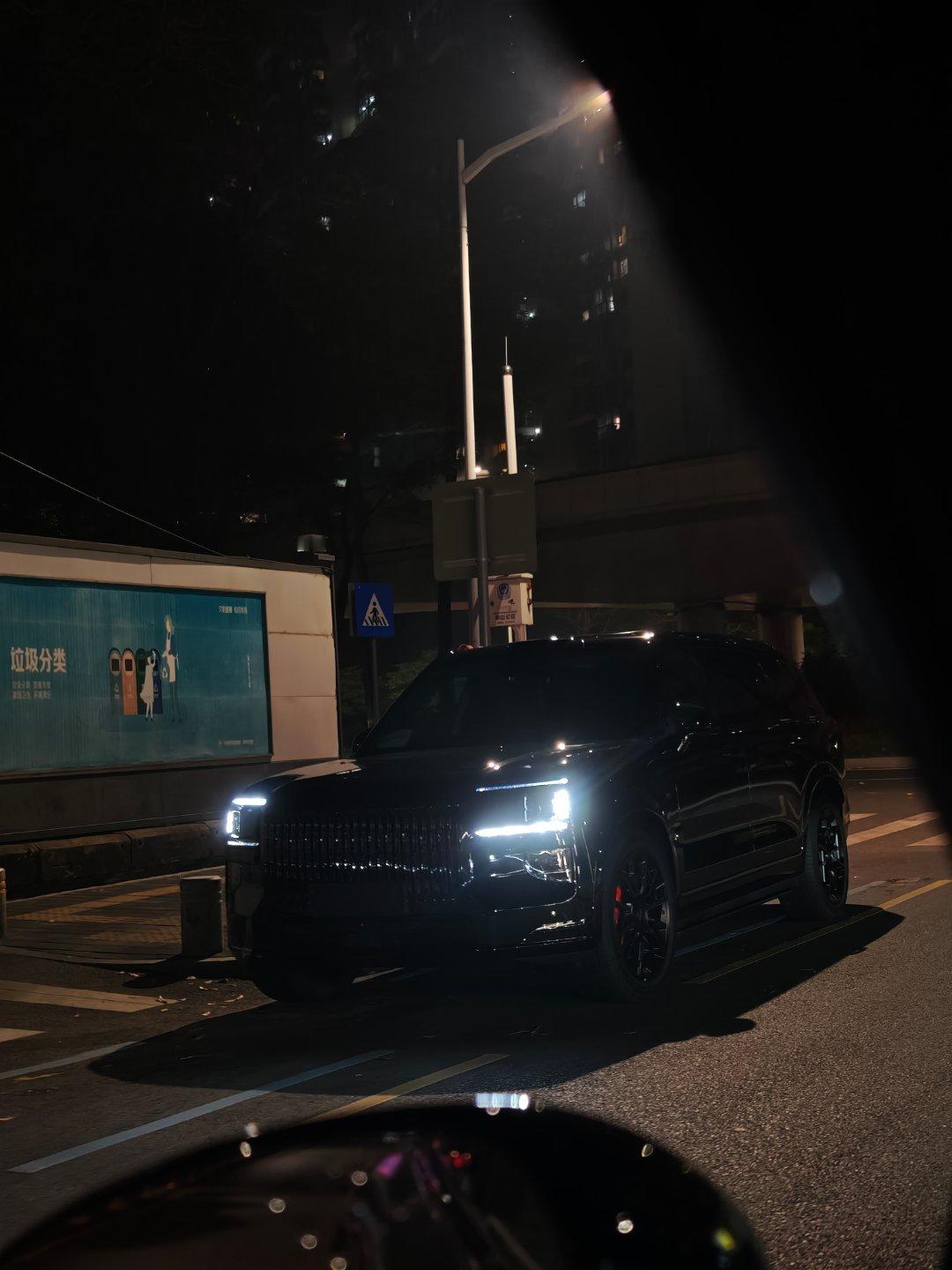 洗完车发现一全黑极氪9X停在路边，虽然很黑但我一眼就认出。你说这是我足够关注新能