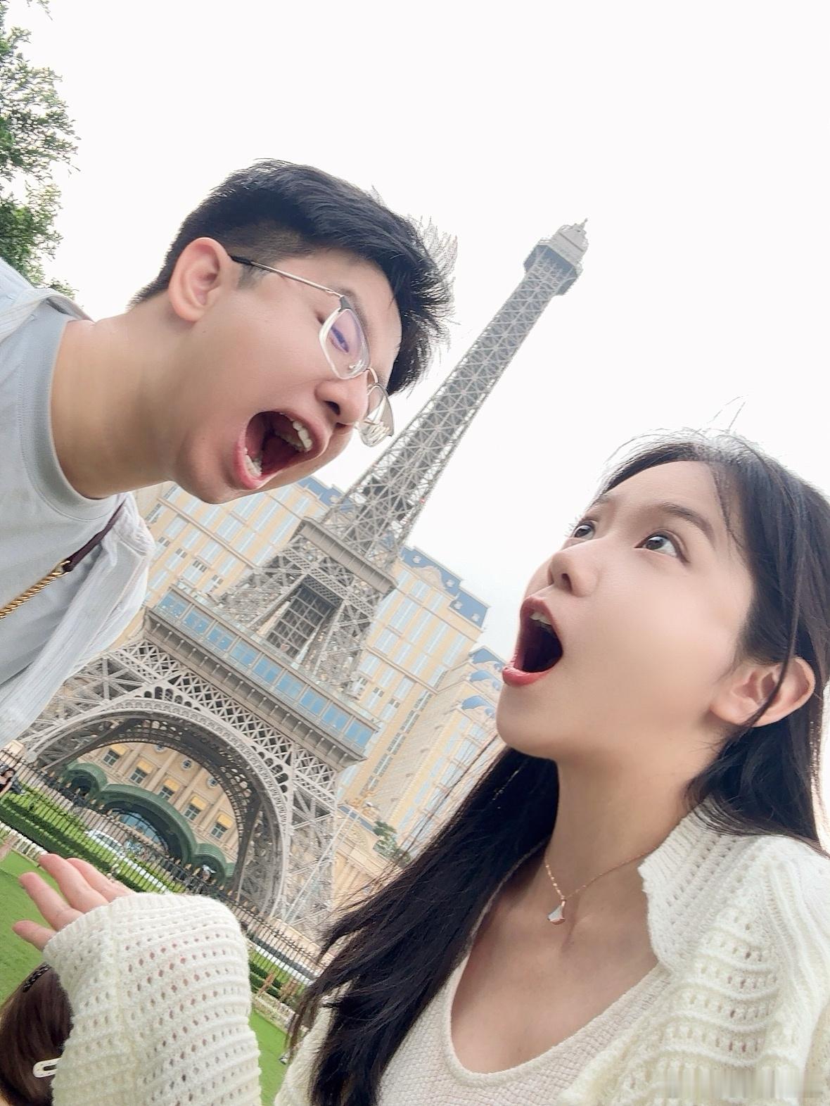 去年今天你带着钻戒问我是否共度余生，今天我带着肚子里的bb祝你余生快乐🎂我鸿的