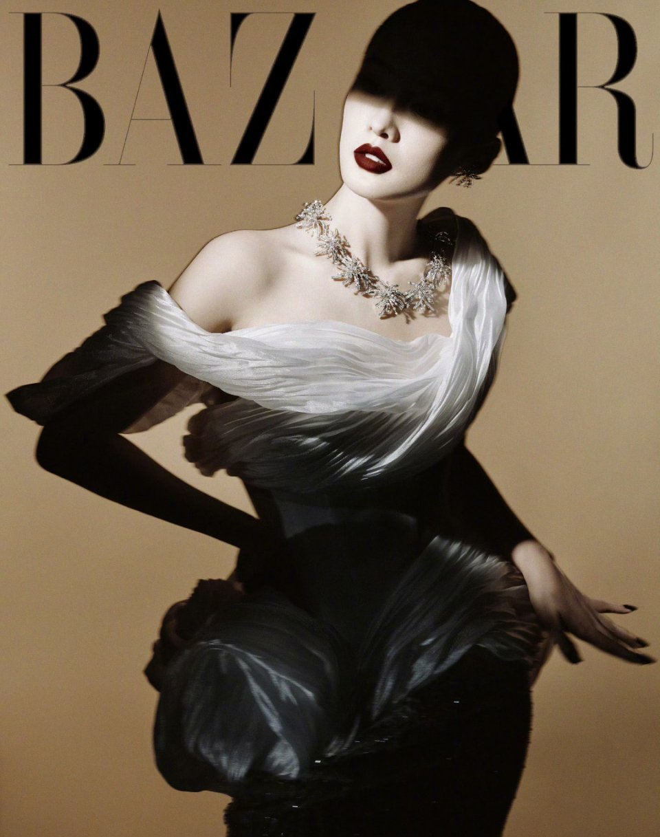 这拍的啥啊？直接把眼睛涂黑了的感觉，没有体现出光影 ​​​