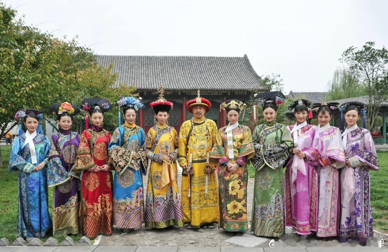 甄嬛传晚会官宣线上直播 宝子们，《甄嬛传》晚会线上直播定档消息一出，粉丝们奔走相