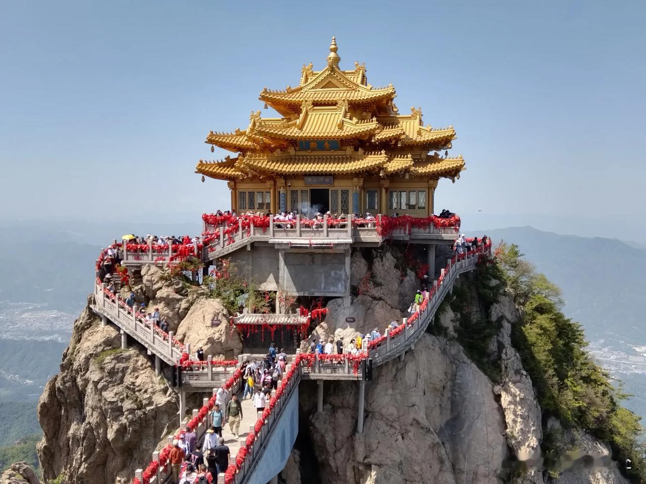 老君山到底有多惊艳?金顶耀世，仙山华章
 
踏入老君山金顶区域，仿若一脚跨进了缥
