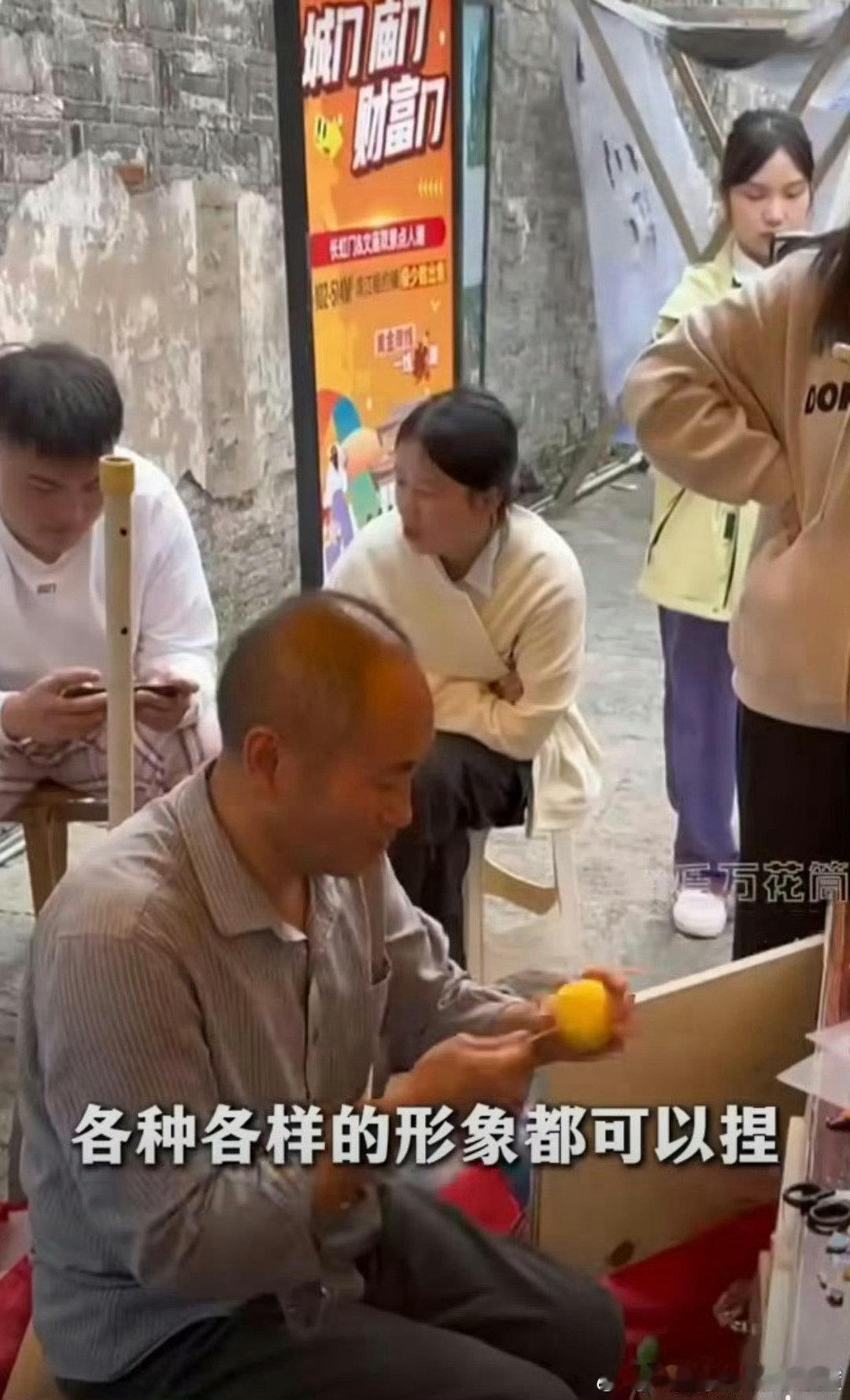 这已经不是手艺是魔法了转瞬就捏出振翅的蝴蝶，连翅尖的纹路都栩栩如生，这哪里是手艺