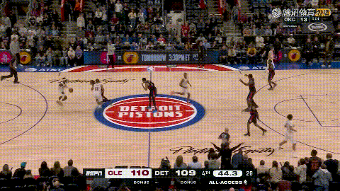 骑士球星施罗德终于发威了！在今天骑士客场挑战活塞的比赛中，当时比赛进行到了第四节