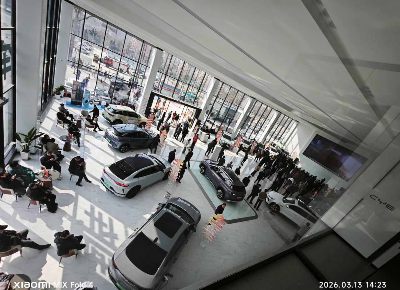 友商刚庆祝销量超过比亚迪，结果比亚迪一个闪充把桌子掀了
3月5号之前，比亚迪4S