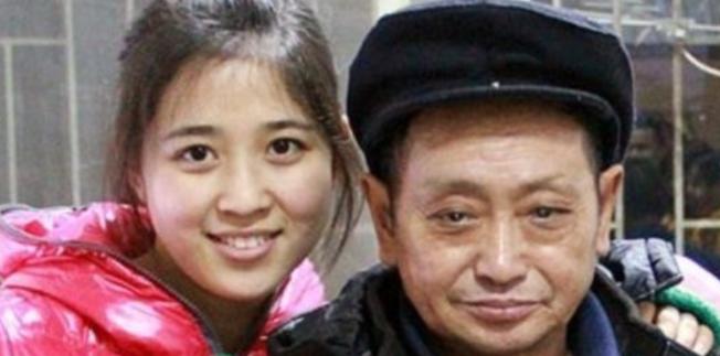 1990年，重庆36岁光棍邓和平捡到了一个女婴邓雪凤，含辛茹苦将她拉扯长大。没料