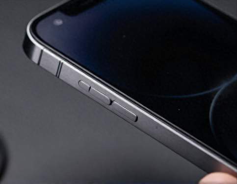 iPhone 18 首批“翻车”：当完美主义遇上物理极限