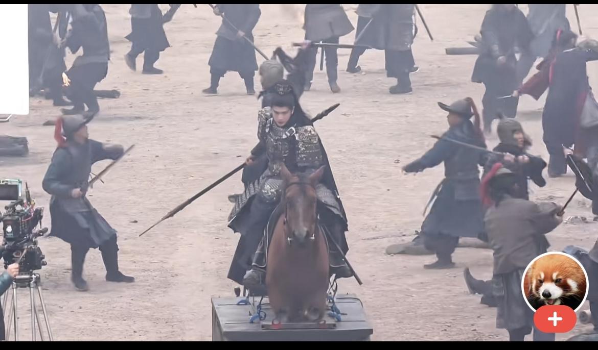 粉底液将军骑假马，对比何润东才懂什么叫“真将军”

张凌赫新剧《逐玉》路透炸了！