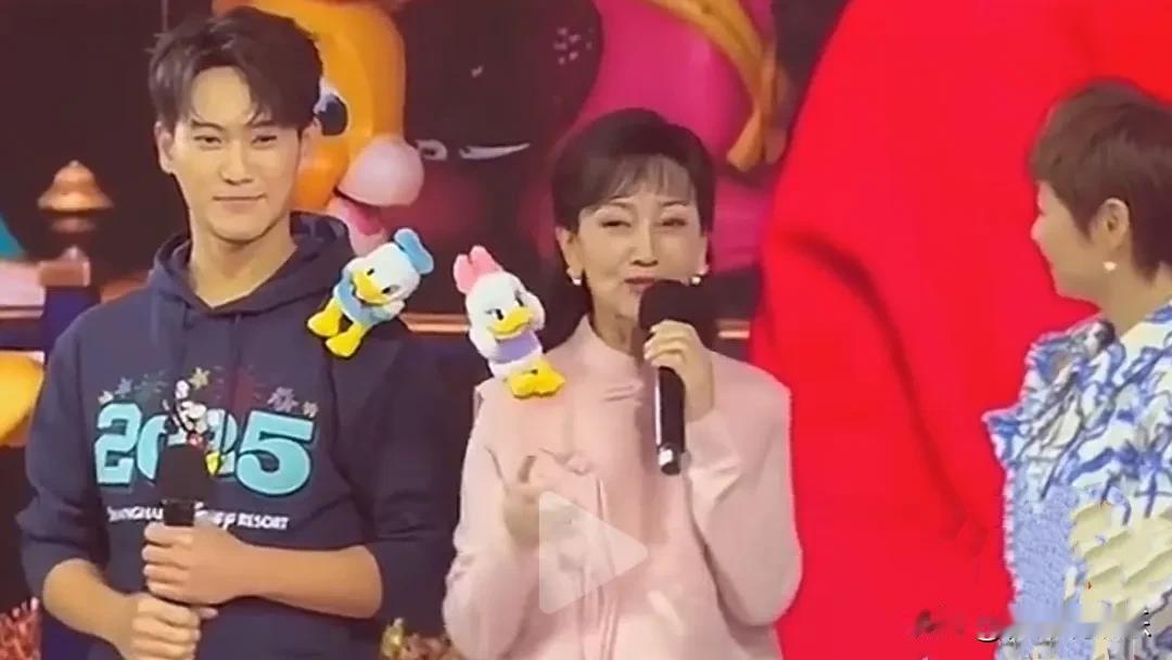 不老女神赵雅芝与帅气儿子黄恺杰现身迪士尼，亲密互动羡煞旁人！两人颜值爆表，笑容灿