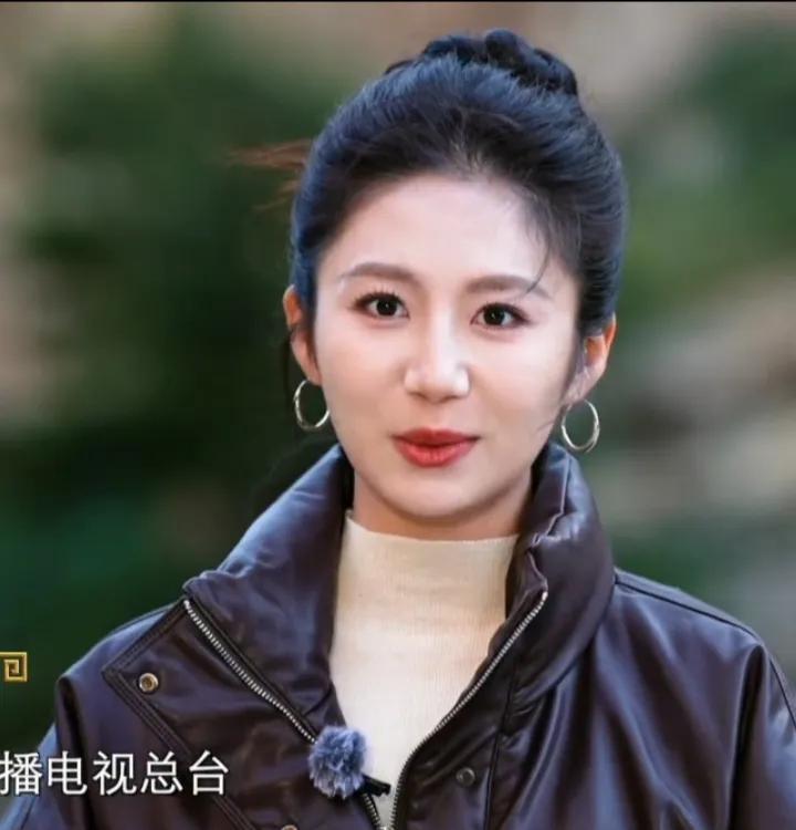 央视主持人蒙眼剪纸，200万点赞背后，24岁女孩正在杀死老一套。
她把《千里江山