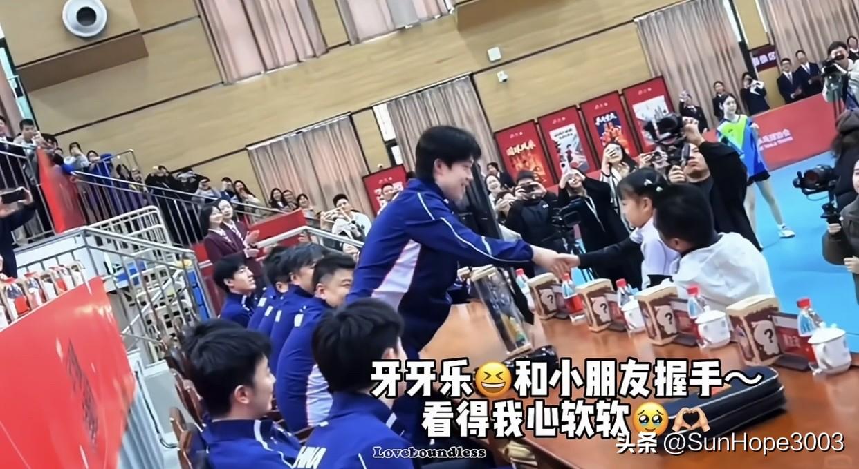 小朋友送给王楚钦礼物，两个人握手，这画面看的人心软软。

今天在八中活动现场，有