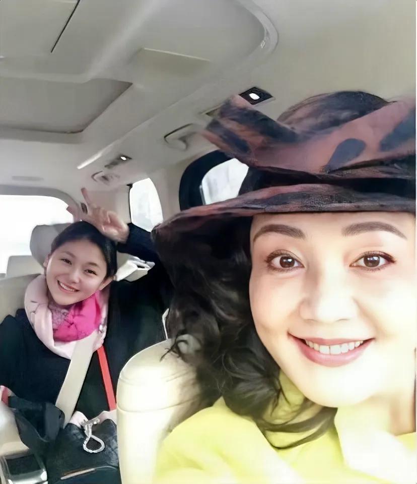 曾经的曾经，她们也是和睦相处的婆媳俩，一个精明能干漂亮，一个乖巧活泼，笑容甜美。