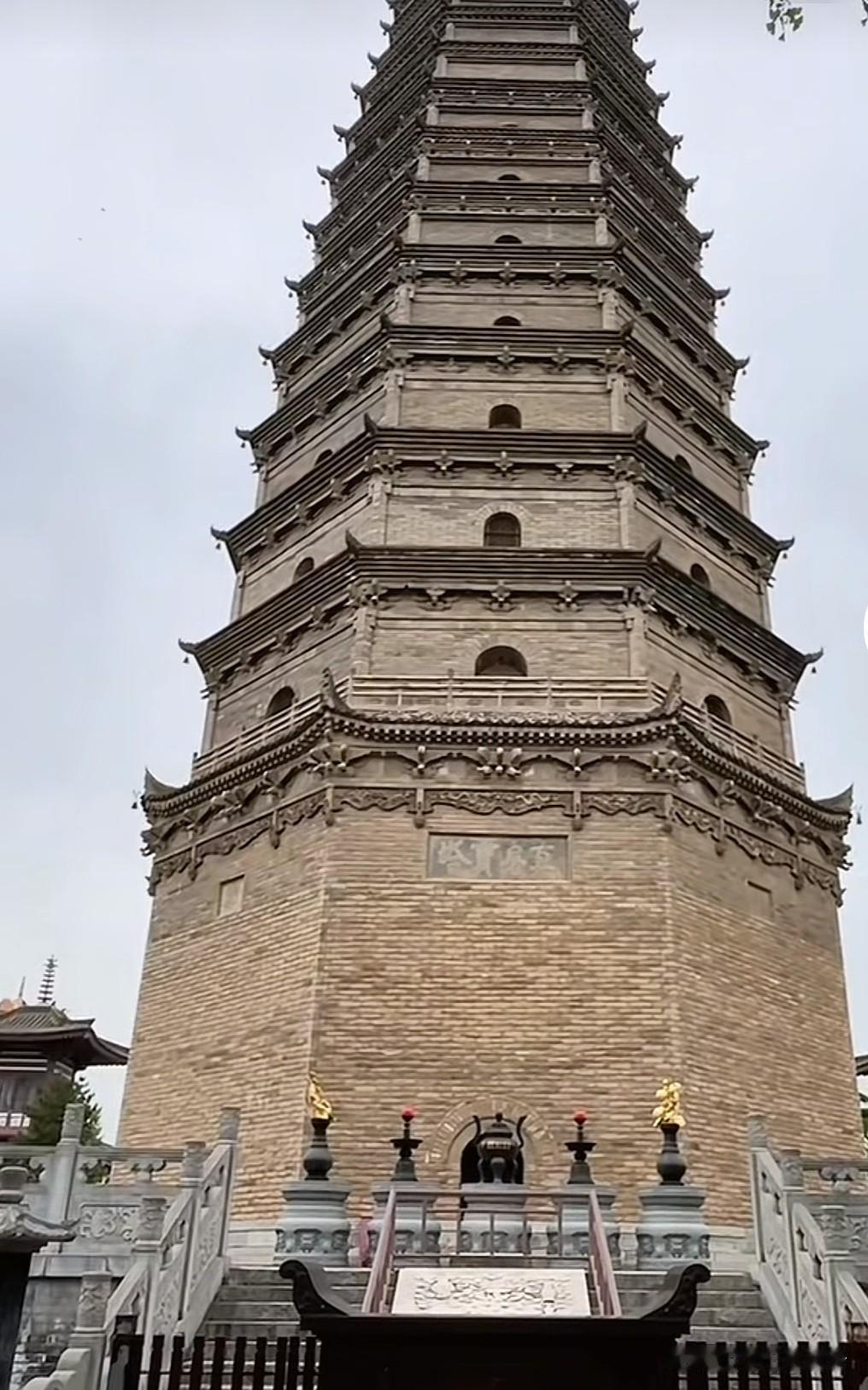 现在才发现，法门寺里的真身宝塔

原来是现代建筑，走进真身宝塔

可以看到

塔