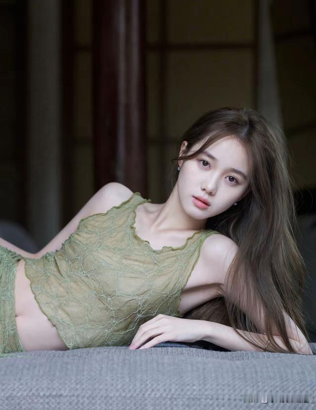 优雅绿裙少女，沉静如水，古典与现代的完美融合。绿裙美人 绿裙美少女