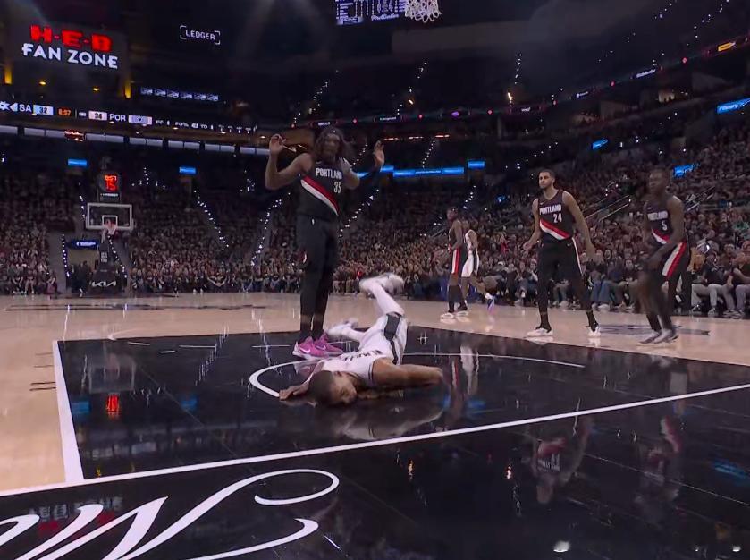 文班这一下摔到头了，坐起来的时候有点晕，站不起来，缓了一会儿跑回更衣室，应该要做