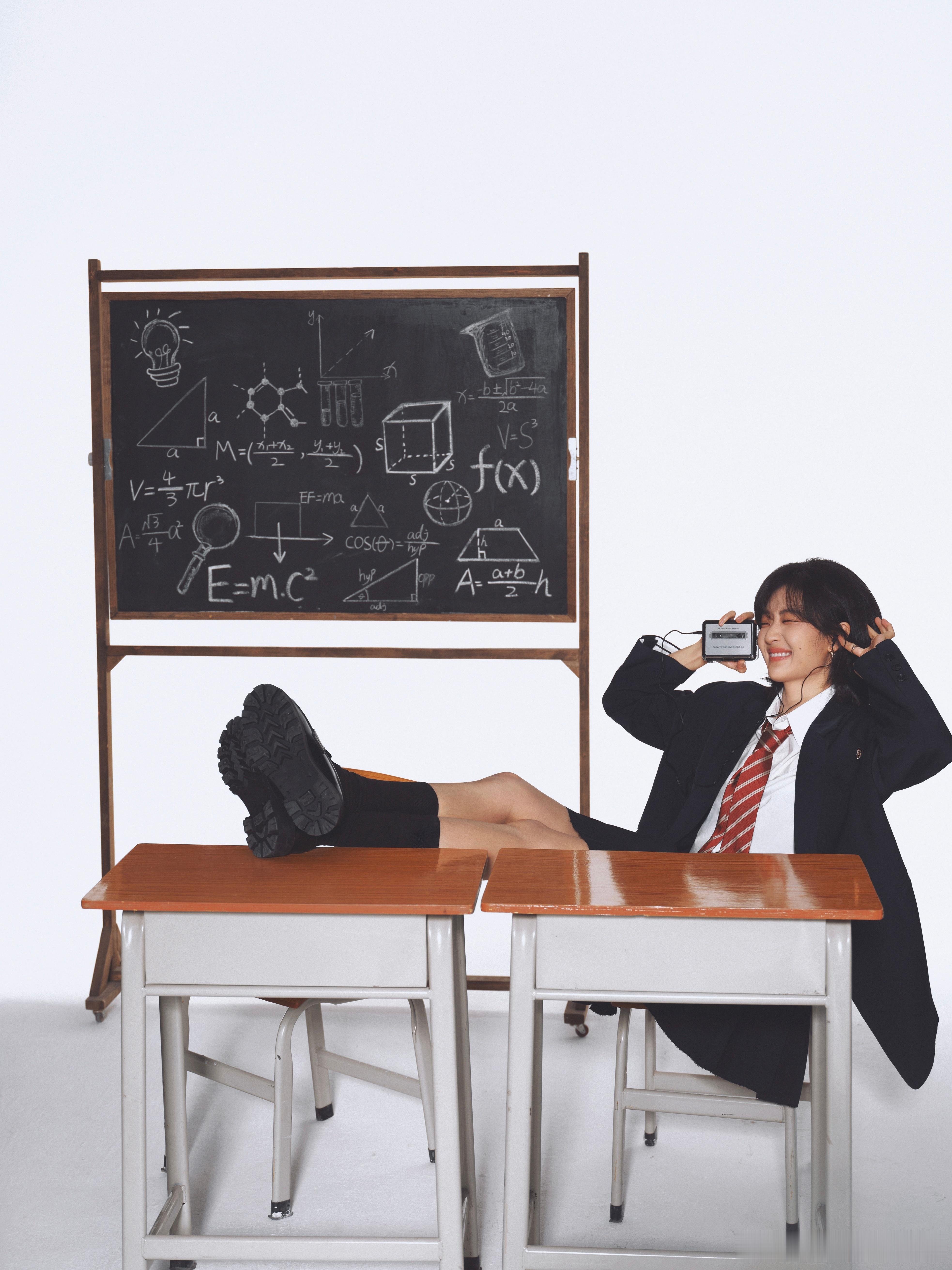 孙千学院风写真来啦！好青春靓丽的校园学姐，今天放学后可以和 一起走吗？ 