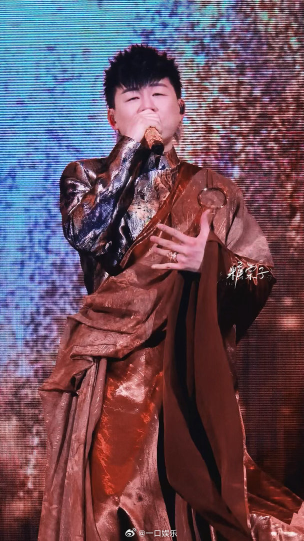 胡彦斌你让我笑 “玩s我们吧”这句配上他那个表情，确实笑到了。备采全程高能，从吐