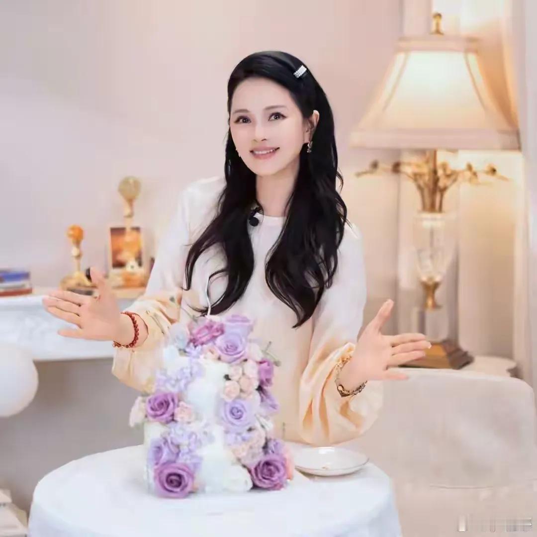 伊能静写小作文庆57岁生日，称呼自己为老女孩，她穿真丝睡衣美的像公主……

57